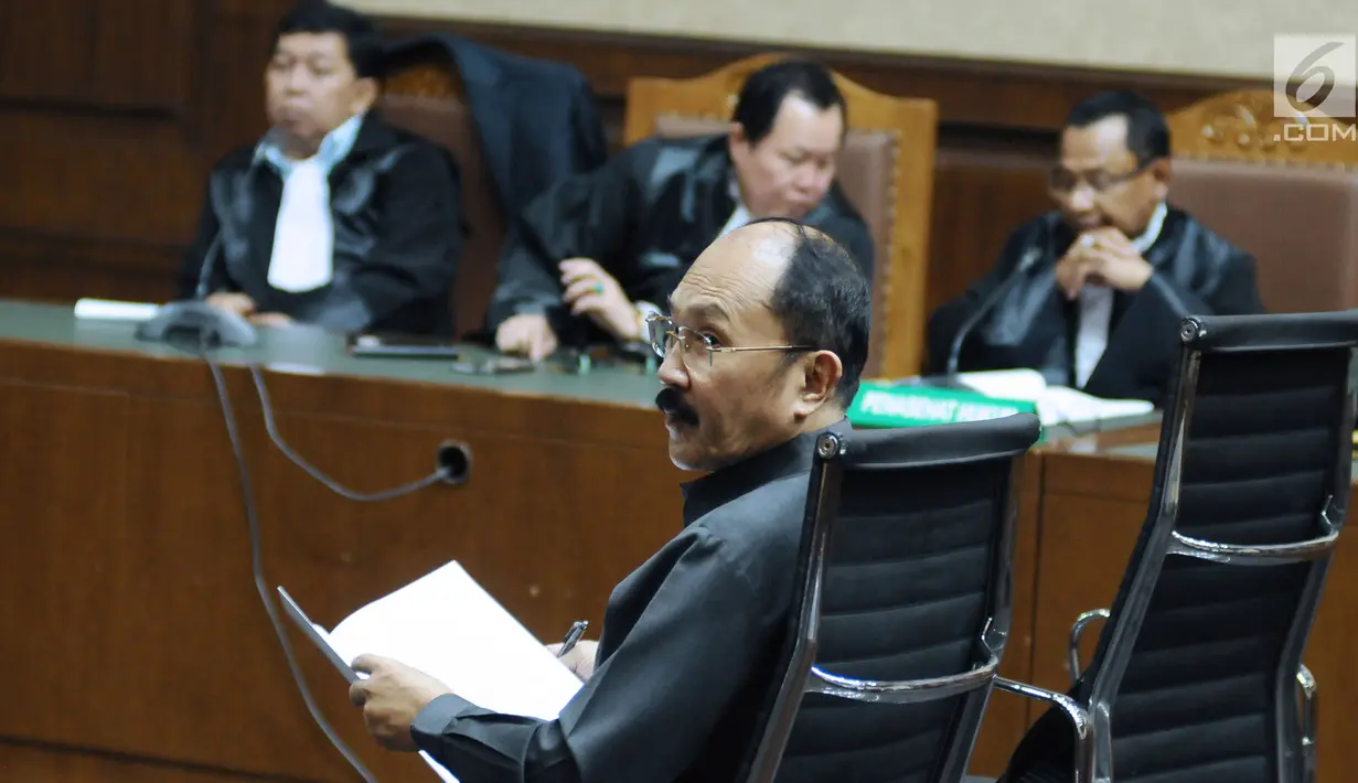 Terdakwa dugaan menghalangi penyidikan KPK, Fredrich Yunadi saat mengikuti sidang lanjutan di Pengadilan Tipikor, Jakarta, Kamis (22/2). Sidang mendengar jawaban jaksa atas eksepsi terdakwa. (Liputan6.com/Helmi Fithriansyah)