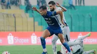 Winger PSIM Yogyakarta, Deri Corfe menjaga bola dari kejaran gelandang Persita Tangerang, Javlon Guseynov dalam laga pekan ke-30 BRI Super League 2025/2026 di Stadion Sultan Agung, Bantul, Kamis (30/4/2026). (Dok. PSIM)