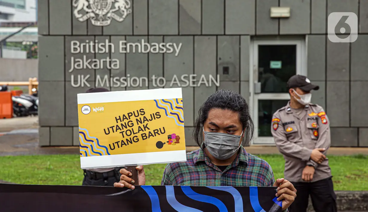 Massa yang tergabung dalam Walhi DKI Jakarta dan KRuHa menggelar aksi protes simbolik di depan Kedutaan Besar Inggris, Jakarta, Jumat (11/6/2021). Aksi yang bertepatan dengan pertemuan puncak G7 tersebut menolak utang baru untuk penanggulangan COVID-19. (Liputan6.com/Faizal Fanani)