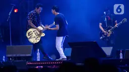 Jika Kami Bersama, Kuta Rock City, Bad Bad Bad, hingga Sunset di Tanah Anarki menjadi lagu yang ditunggu penggemar Superman Is Dead. (Liputan6.com/Herman Zakharia)