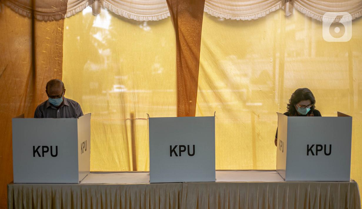 Warga mencoblos di bilik suara saat Pilkada Kota Tangerang Selatan (Tangsel) di Tempat Pemungutan Suara (TPS) 69 Pisangan, Ciputat, Rabu (9/12/2020). Protokol kesehatan dipraktikkan cukup ketat di TPS di Pilkada Kota Tangsel untuk menghindari penularan COVID-19 (Liputan6.com/Faizal Fanani)