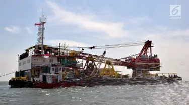 Aktivitas kapal tongkang proyek pengerukan di Tanjung Mas, Semarang, Jawa Tengah, Jumat (25/8). KPK menangkap Dirjen Perhubungan Laut Kemenhub Antonius Tonny Budiono terkait kasus suap proyek pengerukan di Tanjung Mas. (Liputan6.com/Gholib)