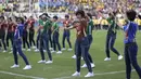 Para polwan cantik memamerkan jersey resmi tim Bhayangkara Surabaya United dalam acara launching jelang Trofeo Kapolda Jatim di Stadion Gelora Deltras, Sidoarjo, Minggu (24/4/2015). (Bola.com/Zulfirdaus Harahap)