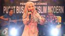 Fatin Shidqia Lubis tampil menghibur pengunjung dalam acara pembukaan Pusat Busana Muslim Modern di kawasan Mangga Dua, Jakarta, Jumat (8/4/2016). (Liputan6.com/Immanuel Antonius) 