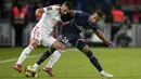 Gelandang Olympique Lyon Houssem Aouar dan bek Paris Saint-Germain (PSG), Thilo Kehrer berebut bola dalam laga pekan keenam Liga Prancis di Stadion Parc des Princes, Senin (20/9/2021) dini hari WIB. PSG menang dengan skor tipis 2-1. (AP Photo/Francois Mori)