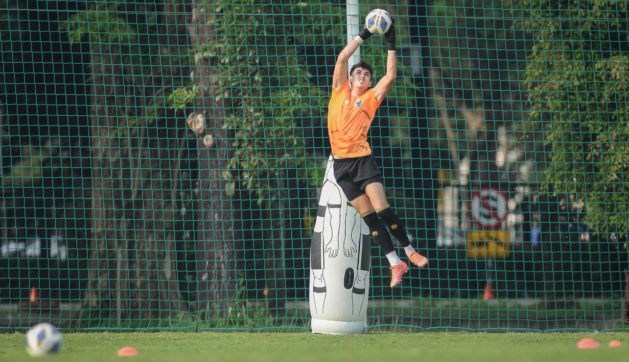 Memulai karier di SSB Airlangga, Nadeo baru serius di SSB Macan Putih. Ia awalnya bermain sebagai seorang penyerang, namun diganti menjadi kiper karena posturnya yang tinggi. (Bola.com/Bagaskara Lazuardi)