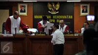 Menteri ESDM Sudirman Said memberikan sejumlah bukti sebelum sidang pemeriksaan perkara Setya Novanto di ruang MKD, Kompleks Parlemen Senayan, Jakarta, Rabu (2/12) . Sudirman dimintai keterangan seputar pencatutan nama Presiden. (Liputan6.com/Johan Tallo)