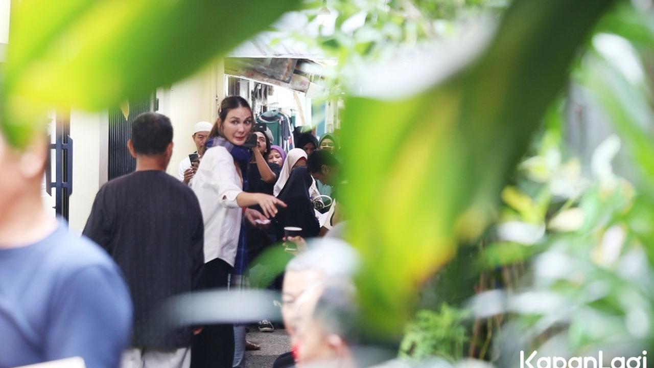 Sibuk Bagikan Kopi