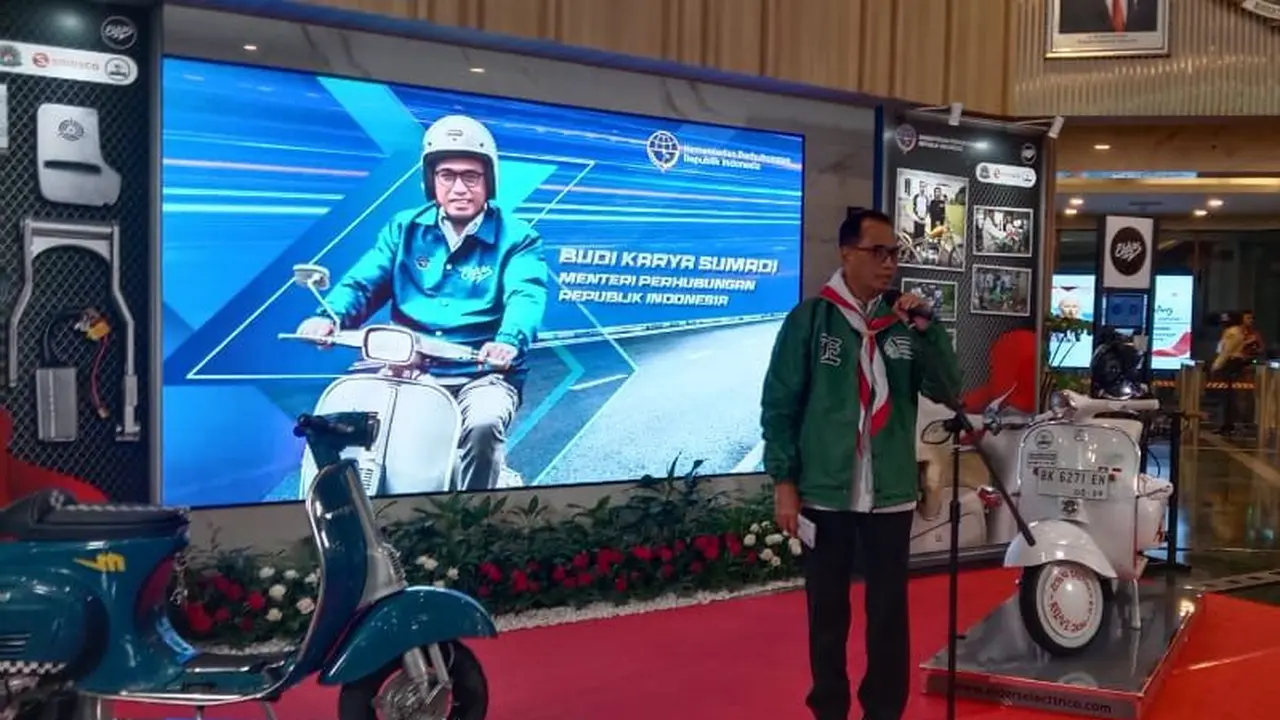Menteri Perhubungan Budi Karya Sumadi menghadiri kegiatan bersama Komunitas Vespa Indonesia, sekaligus menandatangani Skuter Listrik Hasil Konversi dari PT Roda Elektrik Asia (Elders Garage).