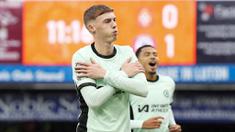 Pemain Chelsea, Cole Palmer, melakukan selebrasi setelah mencetak gol ke gawang Luton Town pada laga pekan ke-20 Premier League 2023/2024 di Kenilworth Road, Sabtu (30/12/2023). The Blues menang dengan skor tipis 3-2. (AP Photo/Alastair Grant)