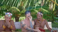 Vokalis band Red Hot Chilli Peppers, Anthony Kiedis tengah berlibur ke Mentawai. Foto dibagikan lewat akun Instagram resmi RHCP @chillipeppers. (dok. Instagram @chillipeppers/https://www.instagram.com/p/C5zl1Noy9Te/?utm_source=ig_web_copy_link/Rusmia Nely)