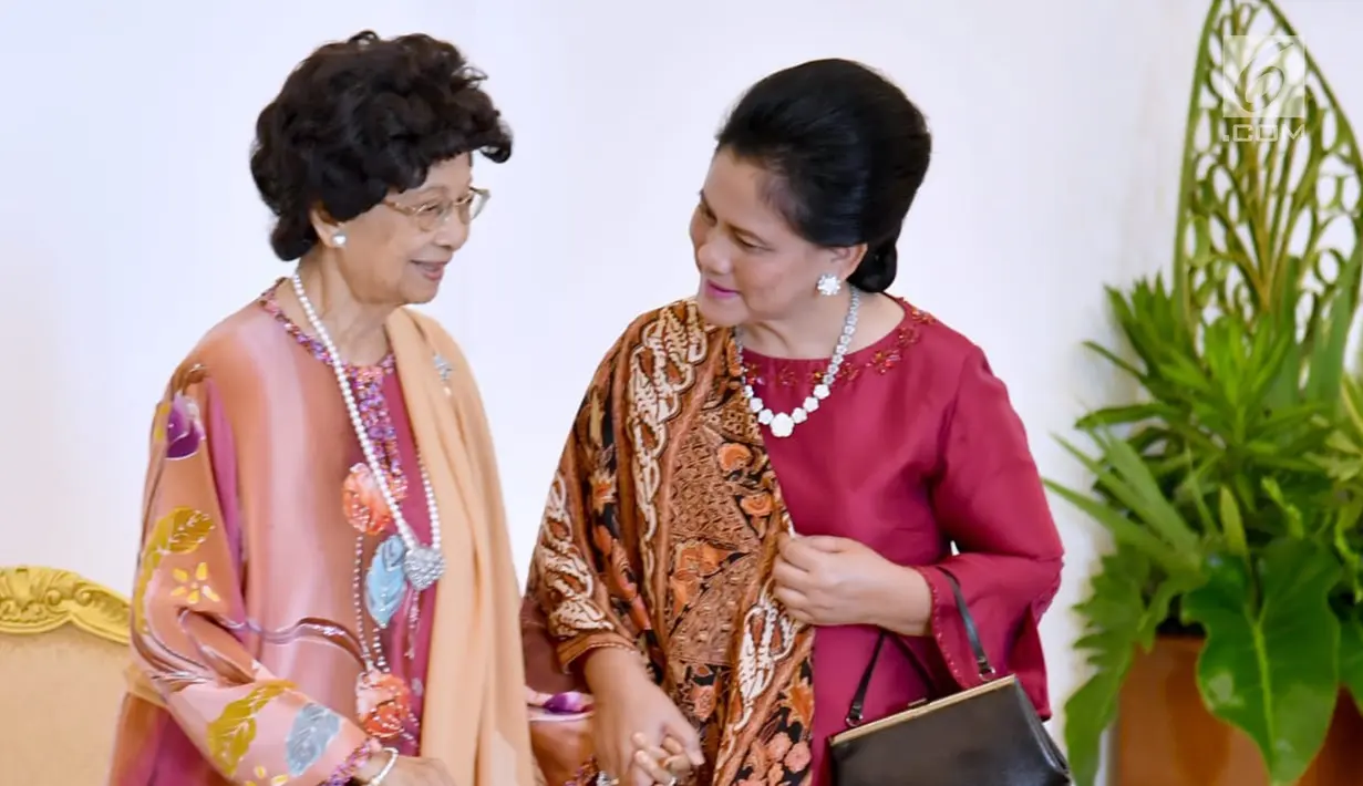 Ibu Negara Iriana Joko Widodo (kanan) menyambut istri PM Malaysia Mahathir Mohamad, Siti Hasmah (kiri) di Istana Bogor, Jawa Barat, Jumat (29/6). Pertemuan kedua Ibu Negara ini berlangsung hangat. (Liputan6.com/Pool/Biro Pers Setpress)