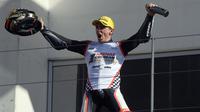 Albert Arenas saat menjuarai Moto3 2020. (AFP/Patricia De Melo Moreira)