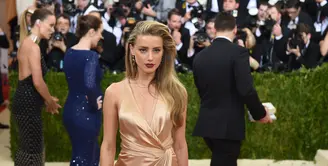 Amber Heard, banyak pria didunia yang mendambakan sosok wanita cantik seperti dirinya. Selain seksi dan berbakat, Amber ternyata mengaku bahwa dirinya adalah seorang lesbian di tahun 2010. (AFP/Bintang.com)
