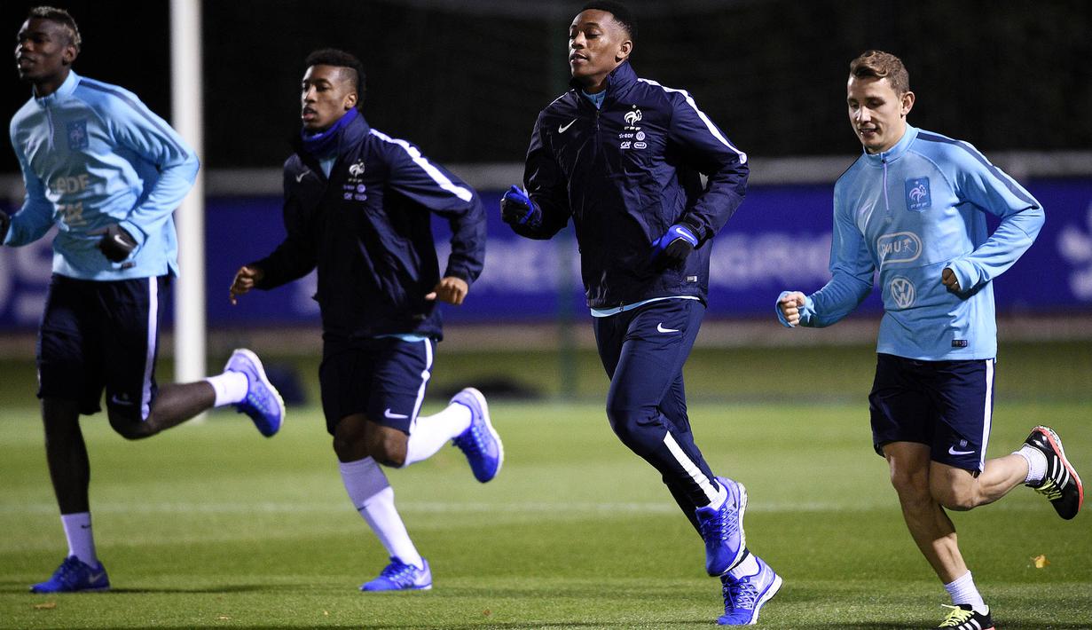 Anthony Martial bersama Kingsley Coman, Paul Pogba dan Lucas Digne berlatih jelang laga melawan Jerman di Yvelines, Prancis, Senin (9/11/2015). (AFP Photo/Franck Fife)