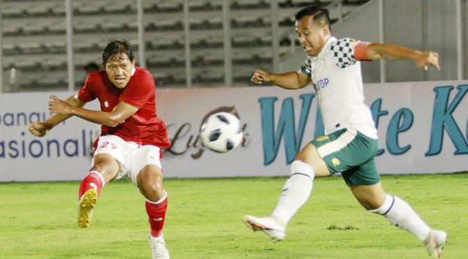 Gelandang Timnas Indonesia U-23, Adam Alis berusaha menjebol gawang Tira Persikabo. (Foto: Bola.com/M. Iqbal Ichsan)