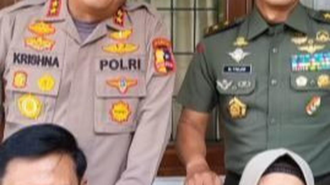 Dua anaknya itu adalah Irjen Krishna Murti dan Mayjen Mohammad Fadjar.