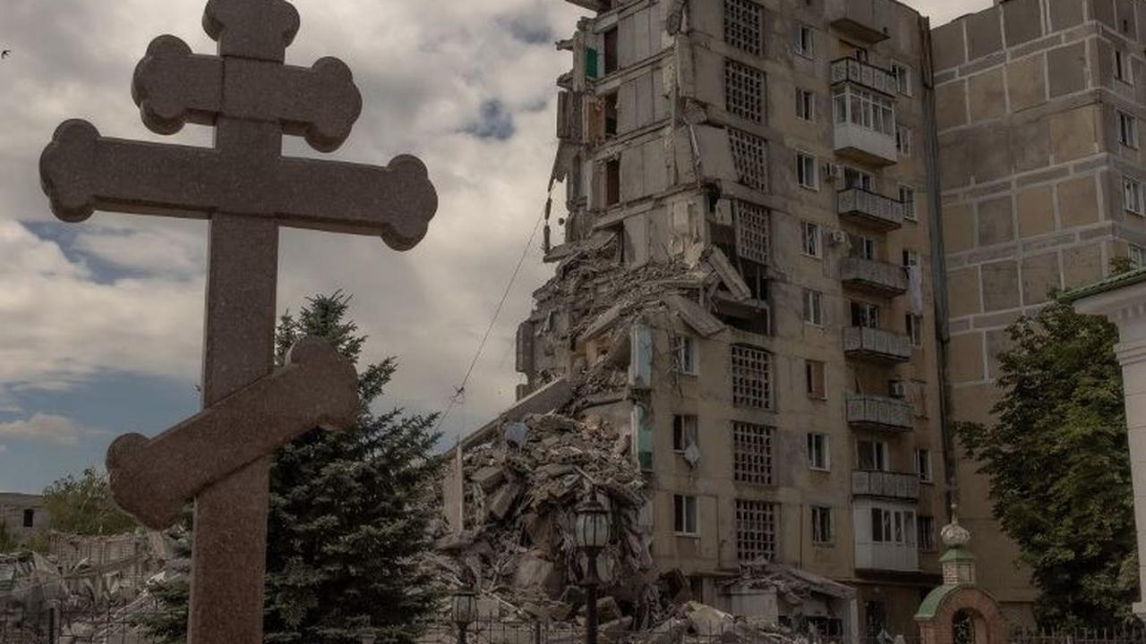 Kondisi bangunan perumahan yang hancur akibat serangan Rusia di Kota Toretsk, wilayah timur Donetsk, Ukraina, pada 25 Juni 2024. Toretsk merupakan kota yang menjadi garis depan dalam perang Rusia-Ukraina. Foto: Pilipey Romawi/AFP
