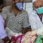 Petugas memakai masker sebagai antisipasi penularan virus Nipah saat membantu pasien di RS Government Medical College, Kozhikode, Kerala, India Selatan, Kamis (24/5). Tidak ada vaksinasi untuk virus yang memiliki tingkat kematian 70 persen ini. (AP Photo)