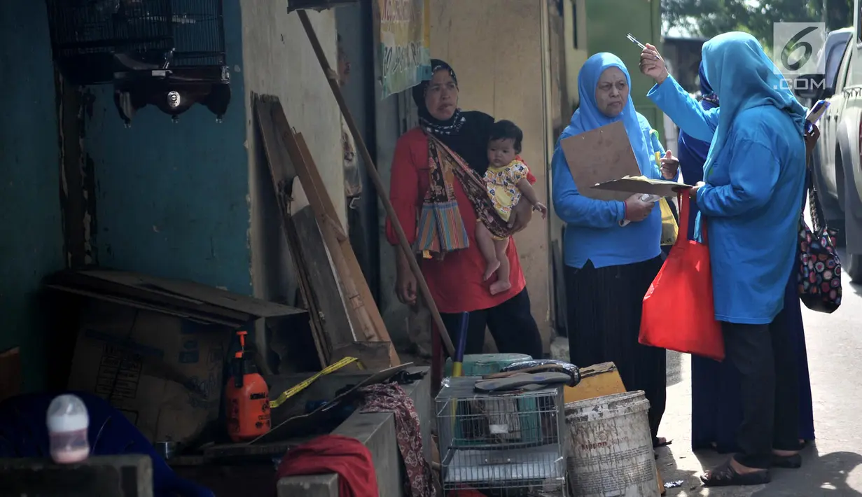 Petugas memeriksa keberadaan jentik nyamuk di kawasan Duren Sawit, Jakarta, Rabu (27/2). Penijauan Jumantik yang dilakukan rutin setiap minggunya ini bertujuan mencegah berkembangbiaknya nyamuk demam di kawasan tersebut. (Merdeka.com/Iqbal S. Nugroho)