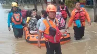Petugas BPBD Kabupaten Bekasi mengevakuasi warga terdampak banjir. (Foto: Pusdalops-PB BPBD Kabupaten Bekasi)