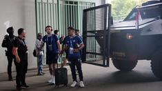 Laga dua tim besar, Persija Jakarta dan Persib Bandung memang selalu istimewa. Basis suporter yang amat kuat di kedua kubu membuat laga kedua tim kerap dihiasi bumbu-bumbu kerusuhan. Seperti pada laga pekan ke-11 BRI Liga 1 yang digelar di Stadion Patriot Candrabhaga, Bekasi, Sabtu (2/9/2023), pihak panpel bekerjasama dengan pihak keamanan memfasilitasi kedatangan skuad Persib Bandung selaku tim tamu menggunakan kendaraan taktis (rantis) berjenis Barracuda. Seperti apa penampakan kedatangan Marc Klok dkk? (Bola.com/Ikhwan Yanuar)
