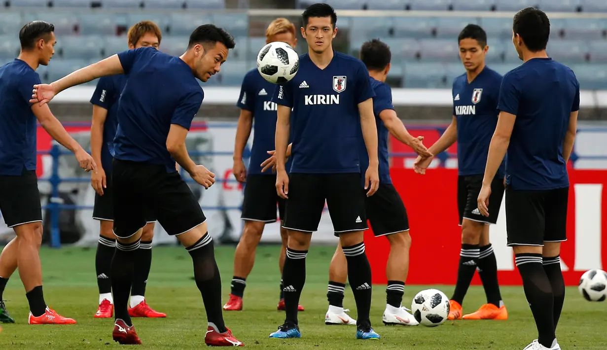 Para pemain Jepang mengikuti sesi latihan di Yokohama, Jepang,  (29/5). Jepang akan menghadapi Ghana pada pertandingan persahabatana jelang bertanding di Piala Dunia 2018.  (AP Photo / Shuji Kajiyama)