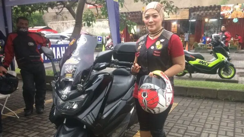 Ladies Biker Yamaha NMax