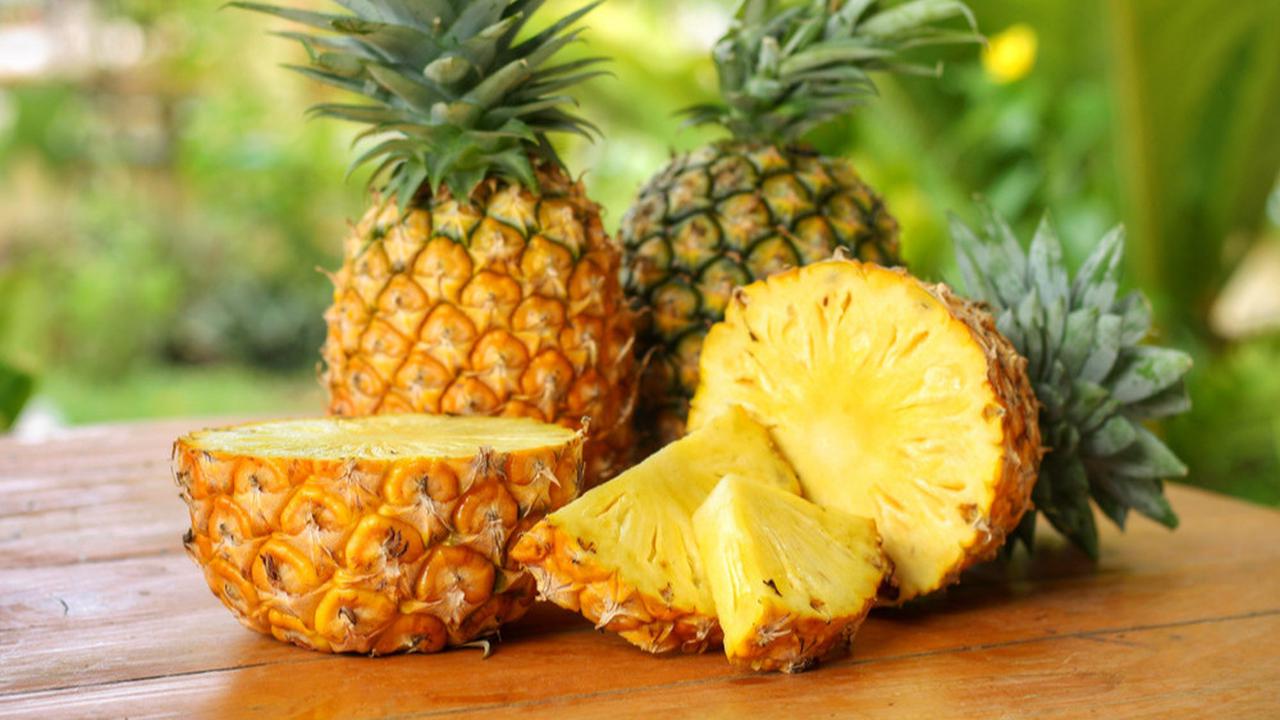 buah nanas segar kuning kupas