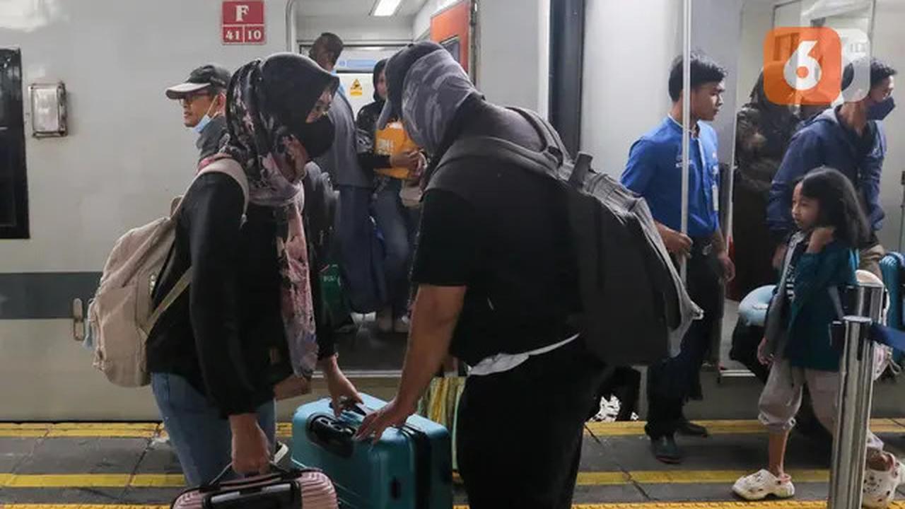 Arus Balik Lebaran 2025, Pemudik Pengguna KAJJ Padati Stasiun Pasar Senen Jakarta