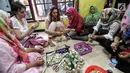 Dua WNA membuat kreasi daur ulang dari kulit bawang di Rumah Amalia, Ciledug, Kota Tangerang, Sabtu (3/3). Kegiatan ini bertujuan memperkenalkan program kreativitas kepada komunitas couchsurfing Indonesia terutama kepada WNA. (Liputan6.com/Fery Pradolo)