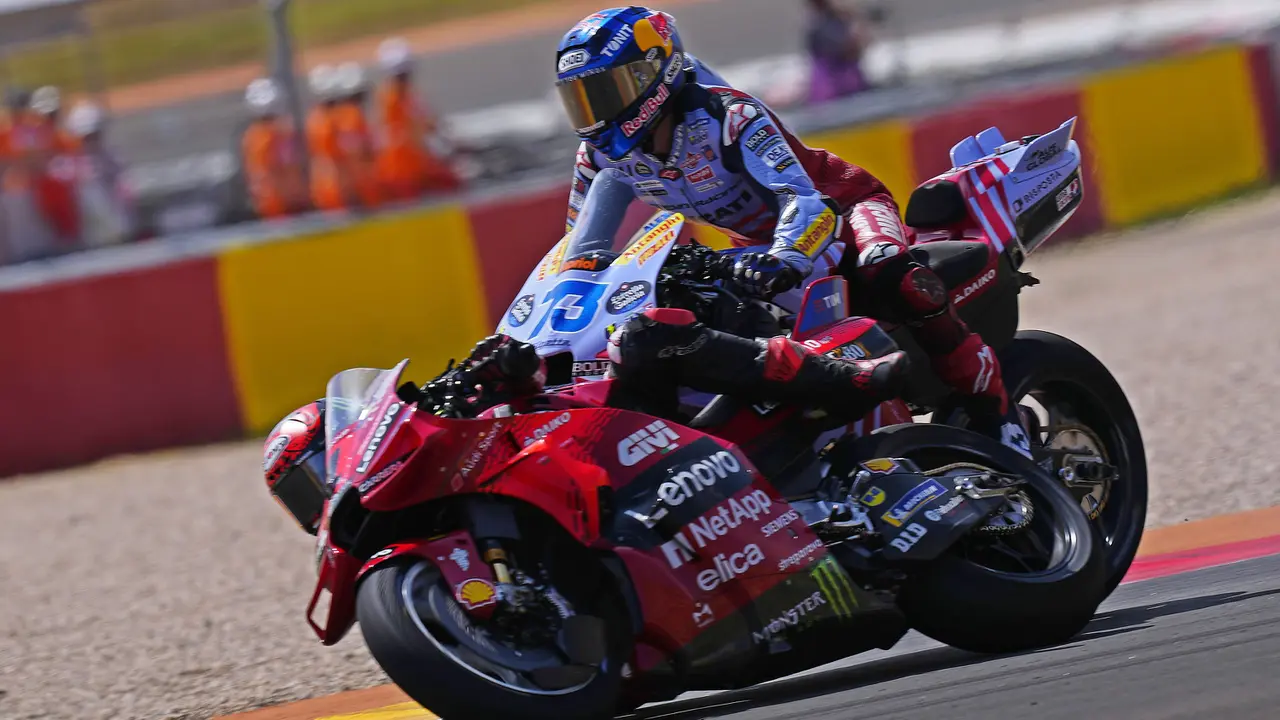 Foto: Insiden Tabrakan Bagnaia dan Alex Marquez di MotoGP Aragon 2024