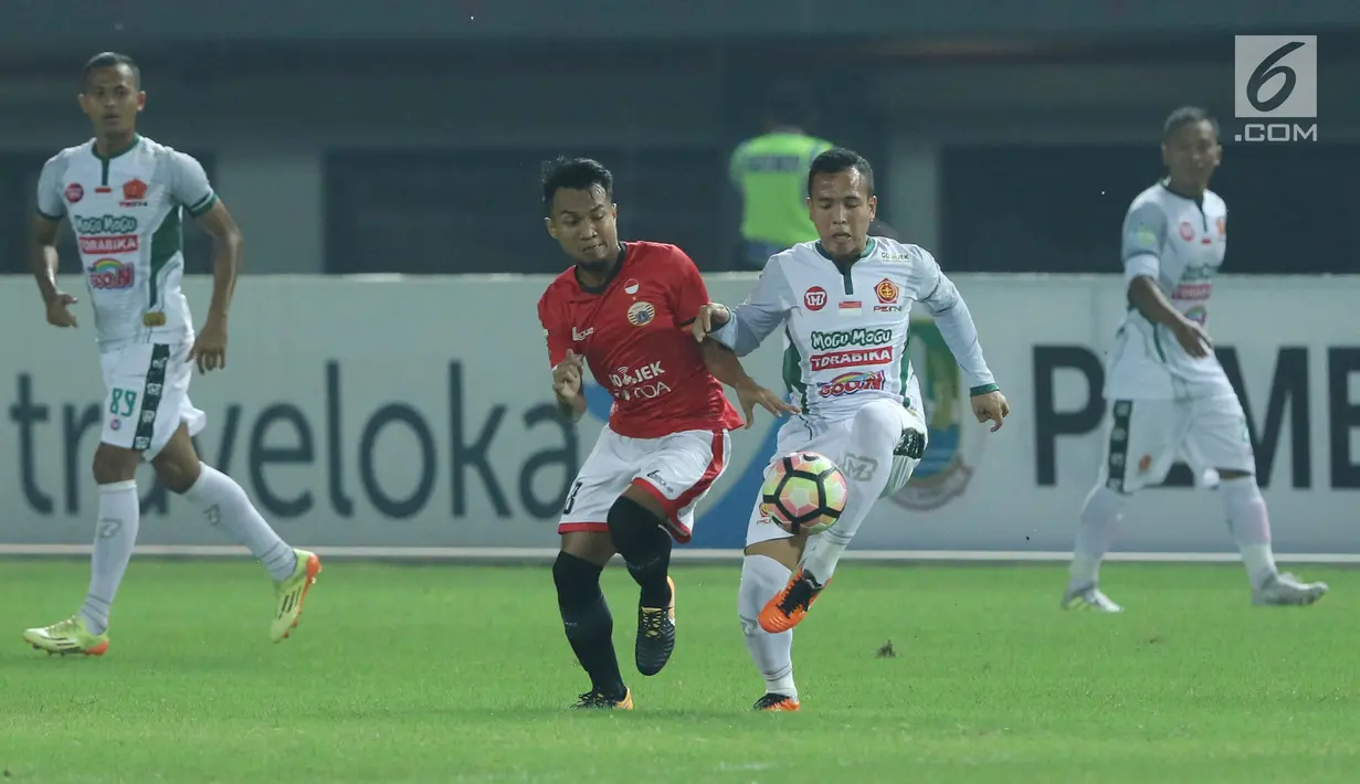 Gelandang Persija, M Hargianto (kedua kiri) berebut bola dengan pemain PS TNI, M Guntur Triaji pada lanjutan Liga 1 Indonesia di Stadion Patriot Candrabhaga, Bekasi, Sabtu (30/9). Persija menang 4-1. (Liputan6.com/Helmi Fithriansyah)