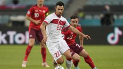 Peluang pertama didapat Turki di awal laga. Tembakan keras bek Kaan Ayhan ke pojok kiri gawang Swiss masih bisa dijangkau kiper Yann Sommer. (Foto: AFP/Pool/Darko Vojinovic)