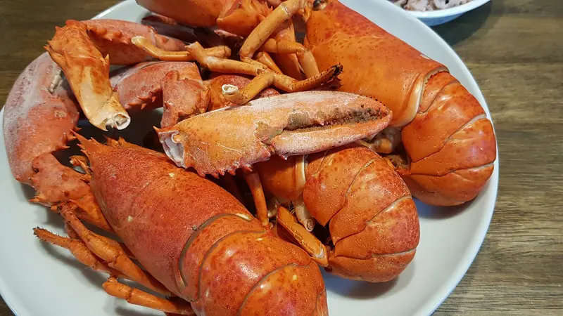 Seorang Wanita Membeli Lobster, Tapi Setelah Dibuka Isinya Tak Terduga