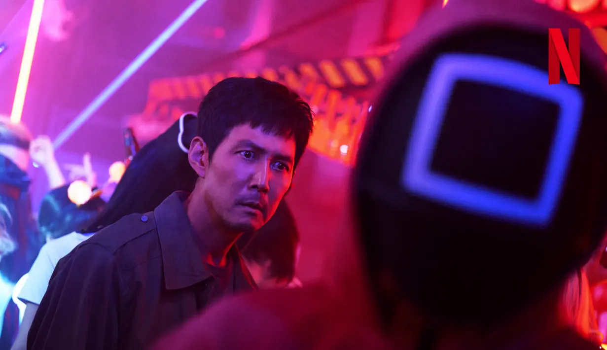 Dalam Squid Game 2, Sung Ki Hoon (Lee Jung Jae) memilih untuk tidak tinggal dengan putrinya di Amerika Serikat demi mengejar tujuannya sendiri terkait dengan permainan mematikan yang dia menangkan di Musim 1. (Foto: Netflix Korea)