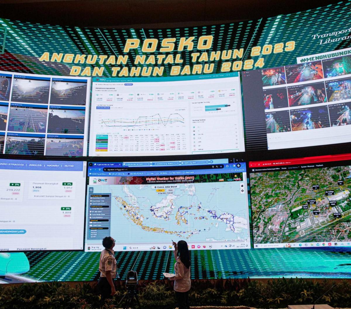 Petugas meninjau layar pantauan di Pos Koordinasi (Posko) Pusat Terpadu Angkutan Natal 2023 dan Tahun Baru 2024 (Nataru) di kantor Kemenhub, Jakarta, Rabu (20/12/2023).