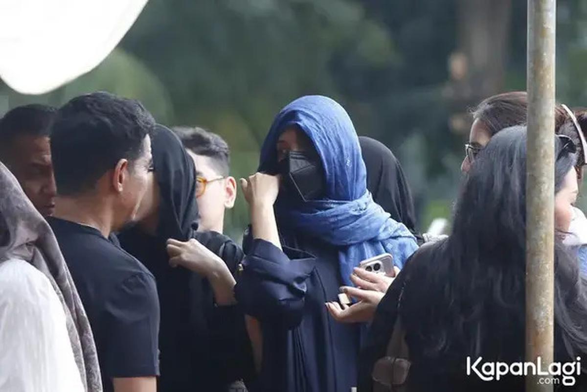 6 Potret Sheila Dara di Pemakaman Vidi Aldiano, Kenakan Pashmina Warna Biru