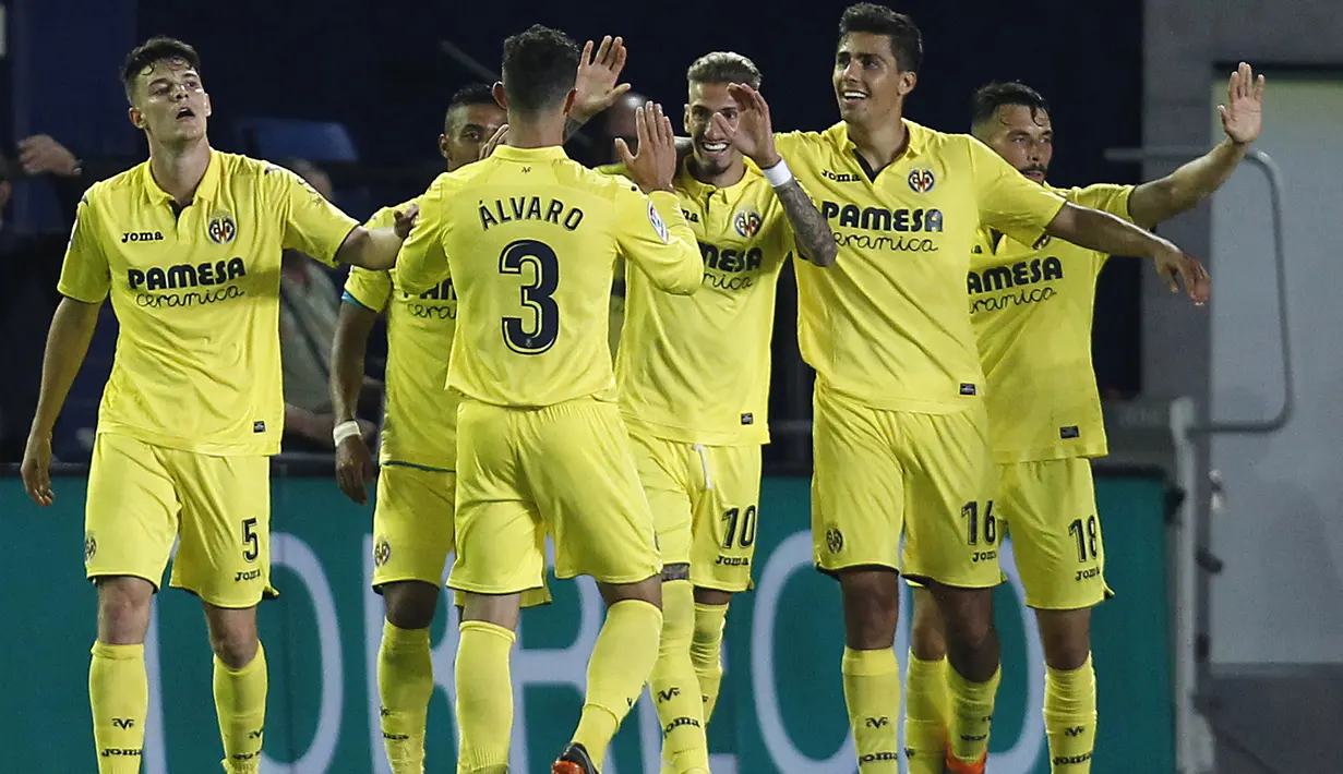 Para pemain Villarreal merayakan gol Castillejo saat melawan Real Madrid pada laga terakhir La Liga di Ceramica stadium, Villarreal, (19/5/2018). Real Madrid bermain imbang 2-2. (AP/Alberto Saiz)