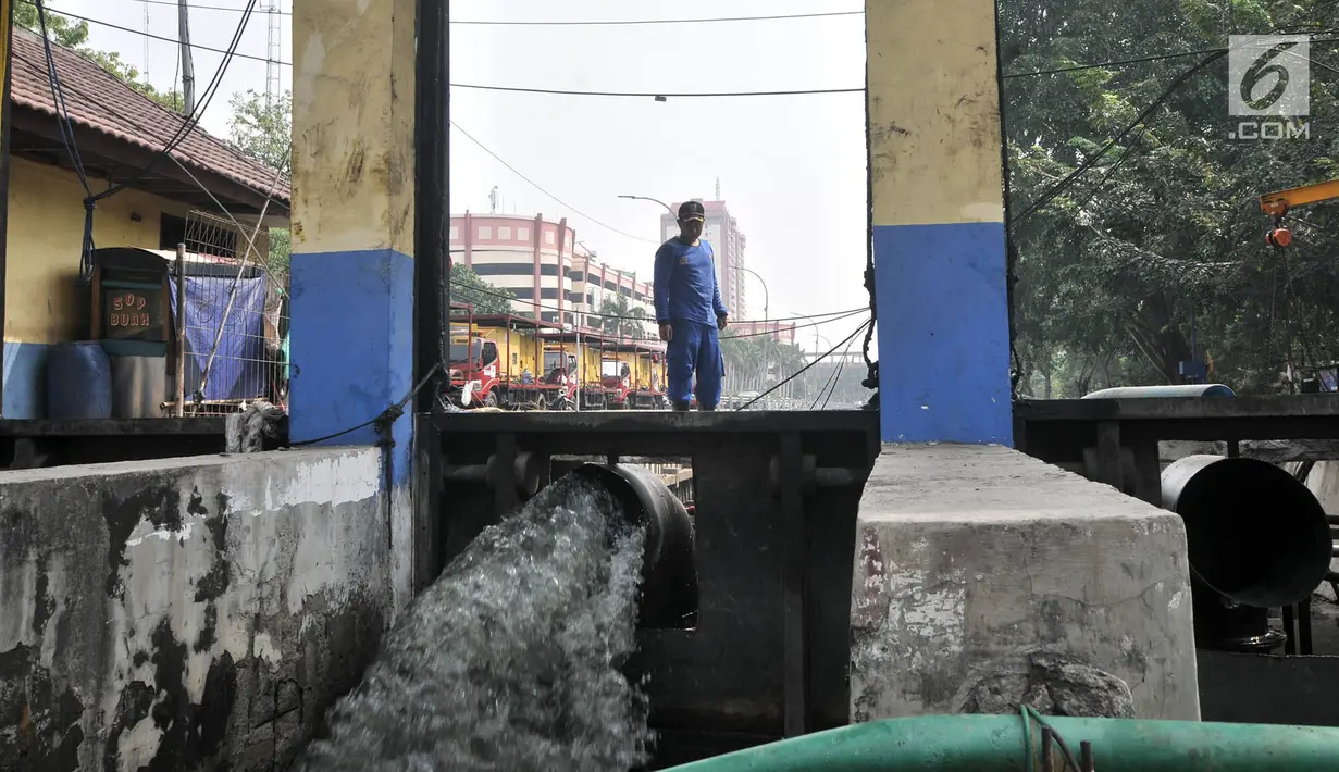 Petugas dari Dinas Sumber Daya Air menggunakan mesin saat penyedotan Kali Item, Jakarta, Kamis (2/8). Penyedotan dilakukan yang jaraknya sekitar 2,6 kilometer dari Wisma Atlet ini bertujuan mengurangi debit air dan bau. (Merdeka.com/Iqbal S. Nugroho)