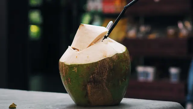 Manfaat air kelapa untuk si kecil