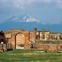 Pompeii dengan segala tragedi dan nuansa epik khas kota kuno Romawi.