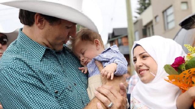 Kejadian Unik Pm Kanada Peluk Bayi Suriah Bernama Justin Trudeau Global Liputan6 Com