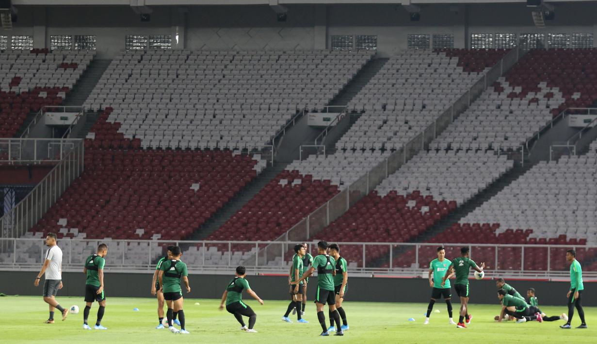 Pemain Timnas Indonesia saat latihan jelang laga kualifikasi Piala Dunia di SUGBK, Jakarta, Senin (2/9). Indonesia akan berhadapan dengan Malaysia. (Bola.com/M Iqbal Ichsan)