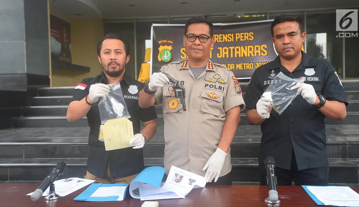 Kabid Humas Polda Metro Jaya Kombes Pol Raden Prabowo Argo Yuwono menunjukkan peluru begal sadis di Mapolda Metro Jaya, Jakarta, Kamis (19/7). Polisi berhasil memburu pelaku begal sadis di Tangerang. (Merdeka.com/Imam Buhori)