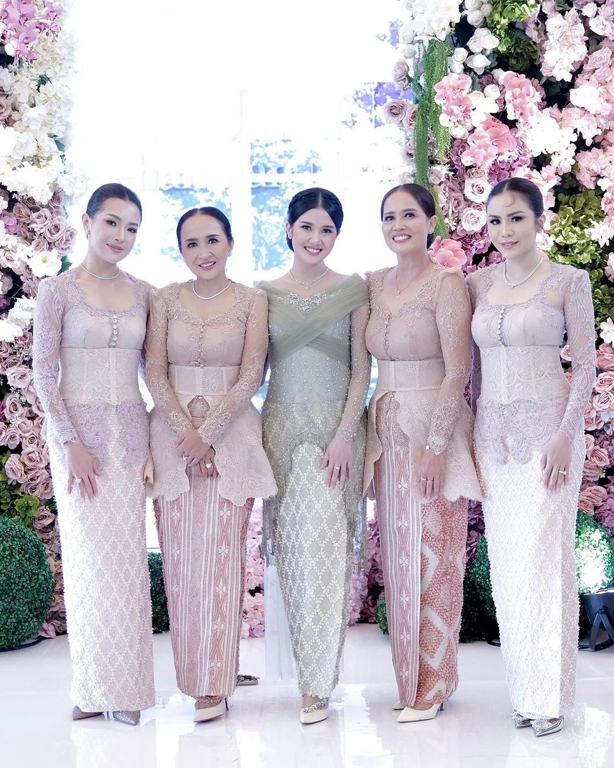 Curi Perhatian, Begini Gaya Momo Geisha Datang ke Kondangan