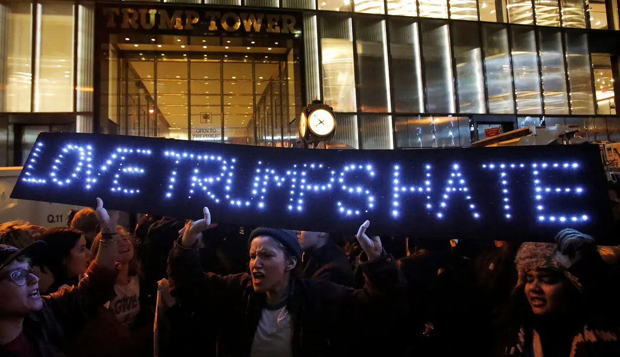 Pengunjuk rasa memprotes kemenangan Donald Trump dalam pemilihan Presiden AS, di Trump Tower, Manhattan, New York, Rabu (9/11). Ribuan orang turun ke jalan di seluruh AS untuk mengekspresikan kemarahan dan kesedihan mereka. (REUTERS/Andrew Kelly)