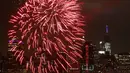 Kemeriahan pesta kembang api menghiasi langit Manhattan,  New York, saat perayaan hari kemerdekaan Amerika Serikat (AS) , Senin (4/7). AS merayakan hari ulang tahun kemerdekaan yang ke-240 dari Inggris. (KENA Betancur/AFP)
