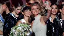 Miss Prancis 2024 yang baru terpilih, Miss Nord-Pas-de-Calais Eve Gilles berfoto selfie dengan Presiden Juri Sylvie Tellier (CR) setelah memenangkan gelar tersebut dalam kontes kecantikan di Dijon, Sabtu (16/12/2023). (ARNAUD FINISTRE / AFP)