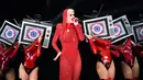 Penampilan Katy Perry saat menghibur penonton di Madison Square Garden dalam tur "Witness: The Tour" di New York (2/10). Tidak hanya tampil menawan, tata panggung konser Katy Perry juga berhasil puaskan penonton. (Michael Loccisano/Getty Images/AFP)